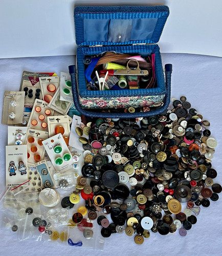 Lot vtg buttons - of,