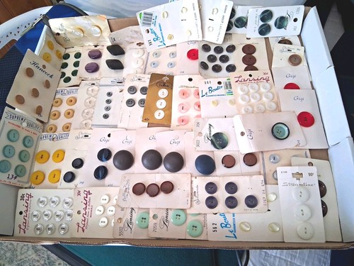 Lot vintage buttons cards - buttons,
