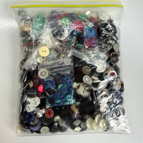 Large lot assorted buttons - lot,