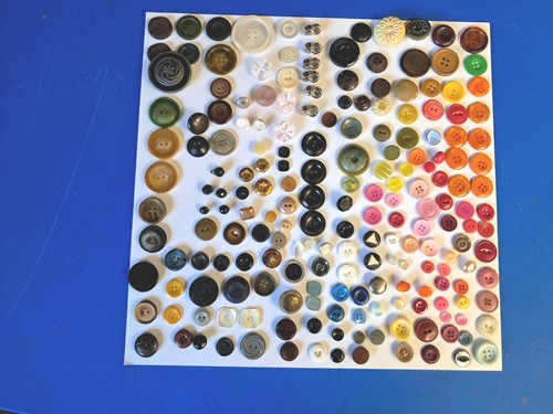 Mixed button lot - button,