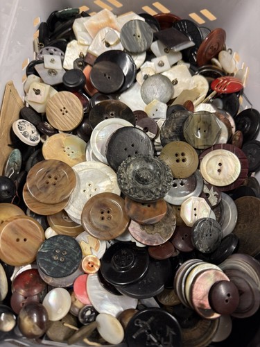 100 vintage buttons - 100,