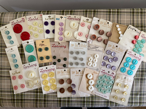 Lot vintage buttons on - vintage,