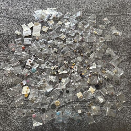 Lot assorted sew buttons - assorted,