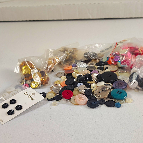 Mixed lot sewing buttons - mixed,