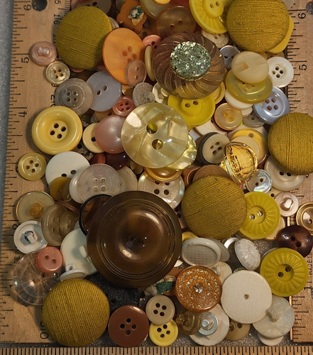 250 buttons mostly vintage - -,