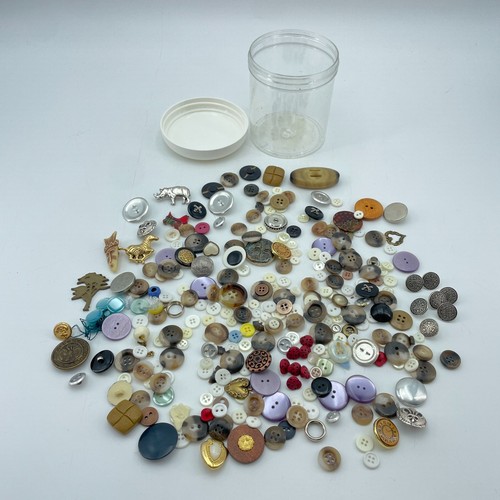 Mixed lot 163 assorted buttons - mixed,