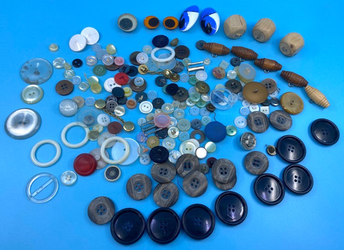 Vintage lot 191 buttons - lot,