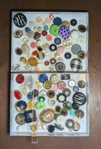 100 vintage buttons plastic - 100,