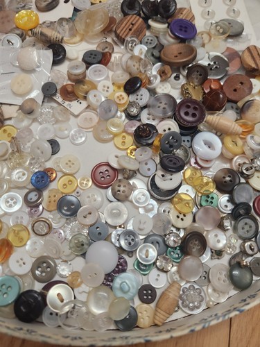Vtg lot buttons - buttons, assorted