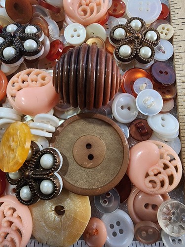 250 buttons mostly vintage - 250,