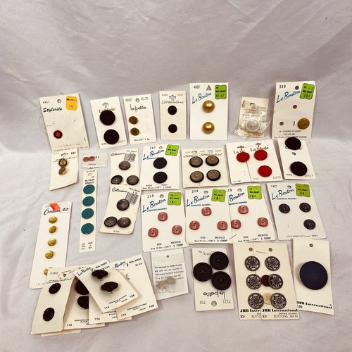Lot vintage buttons on - lot, 32